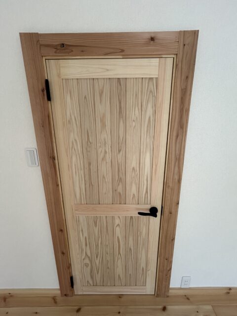 桧の框と杉羽目板を使った自作建具｜自然素材リフォームの魅力